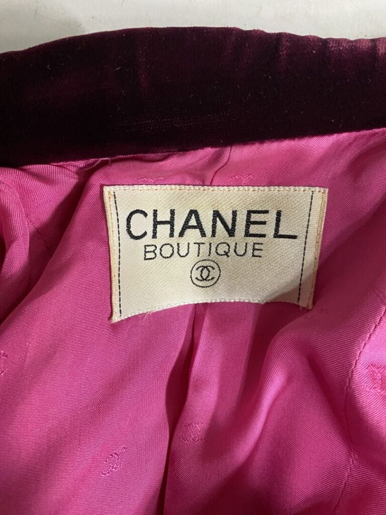 CHANEL - Circa 1996 - Manteau en laine rose, col, poignets de manches et martin…