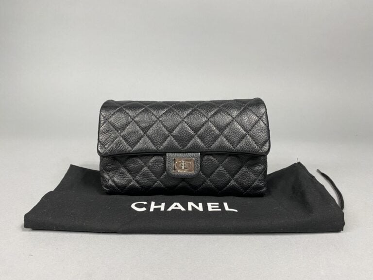 CHANEL - Circa 2019 - Sac ceinture 2.55 en cuir caviar matelassé noir , fermoir…