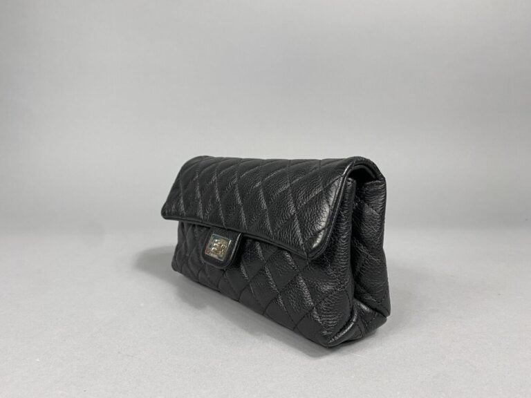 CHANEL - Circa 2019 - Sac ceinture 2.55 en cuir caviar matelassé noir , fermoir…