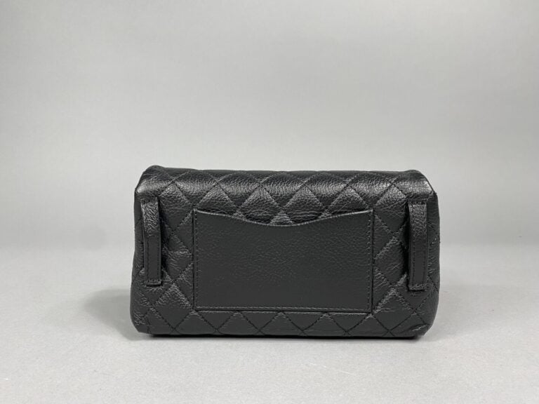 CHANEL - Circa 2019 - Sac ceinture 2.55 en cuir caviar matelassé noir , fermoir…