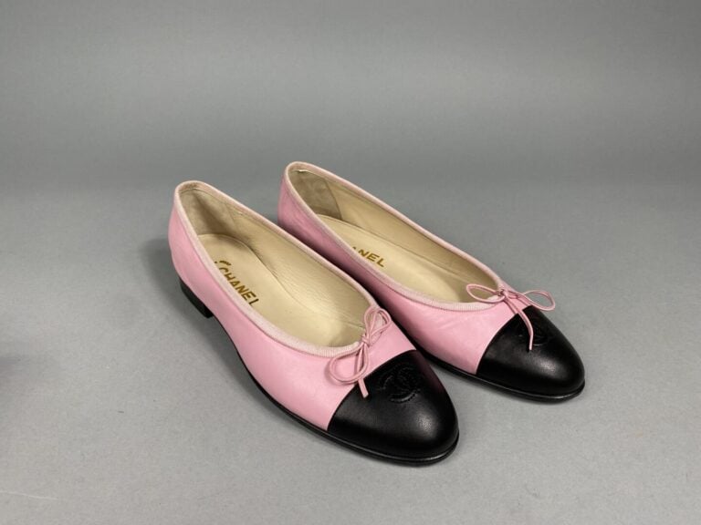 CHANEL - Paire de ballerines en cuir bicolore rose et noir, sigle de la maison…