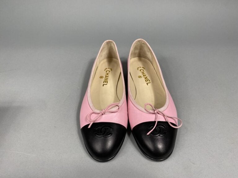 CHANEL - Paire de ballerines en cuir bicolore rose et noir, sigle de la maison…