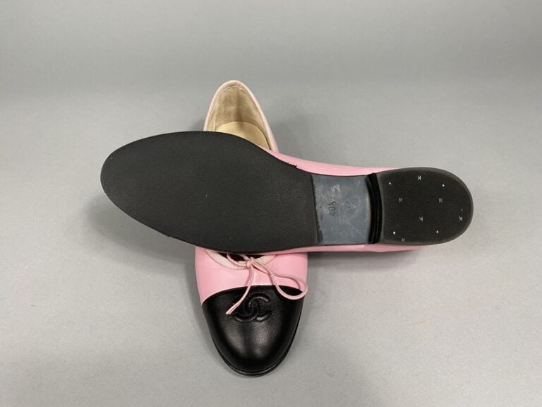 CHANEL - Paire de ballerines en cuir bicolore rose et noir, sigle de la maison…