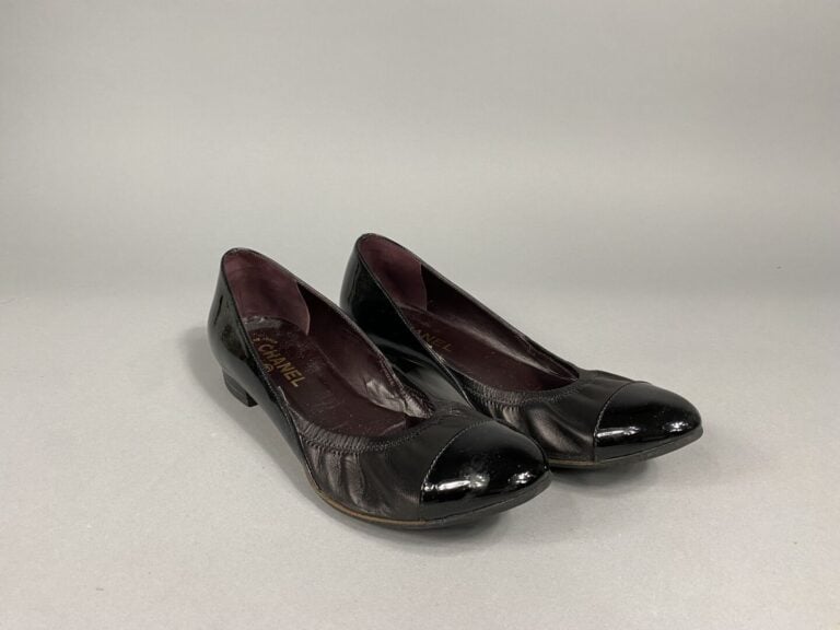 CHANEL - Paire de ballerines en cuir lisse noir et verni - Pointure 41 - (resem…
