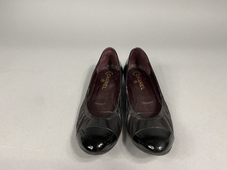 CHANEL - Paire de ballerines en cuir lisse noir et verni - Pointure 41 - (resem…