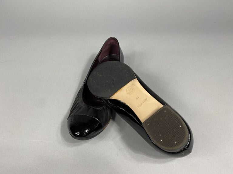 CHANEL - Paire de ballerines en cuir lisse noir et verni - Pointure 41 - (resem…