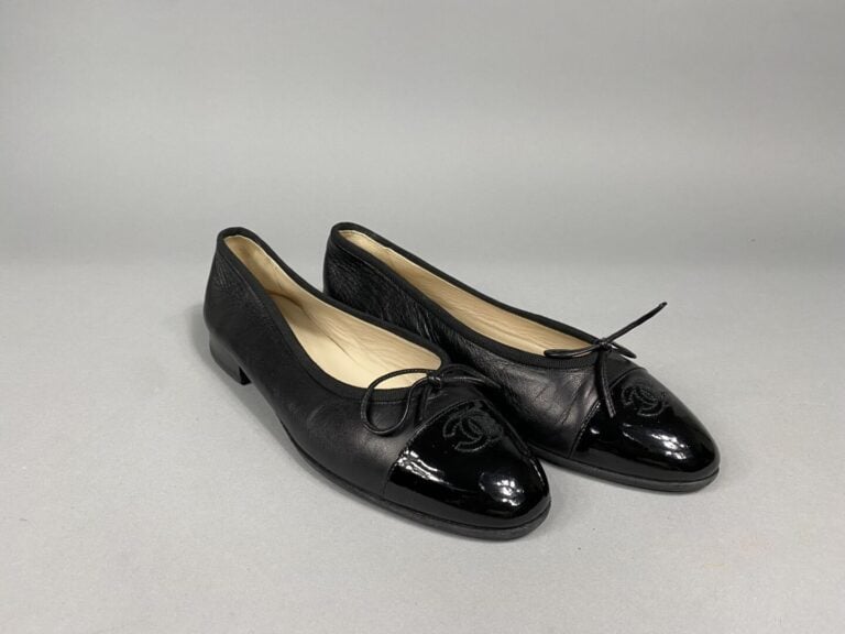 CHANEL - Paire de ballerines en cuir lisse noir et verni, sigle de la maison su…