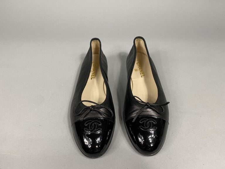 CHANEL - Paire de ballerines en cuir lisse noir et verni, sigle de la maison su…