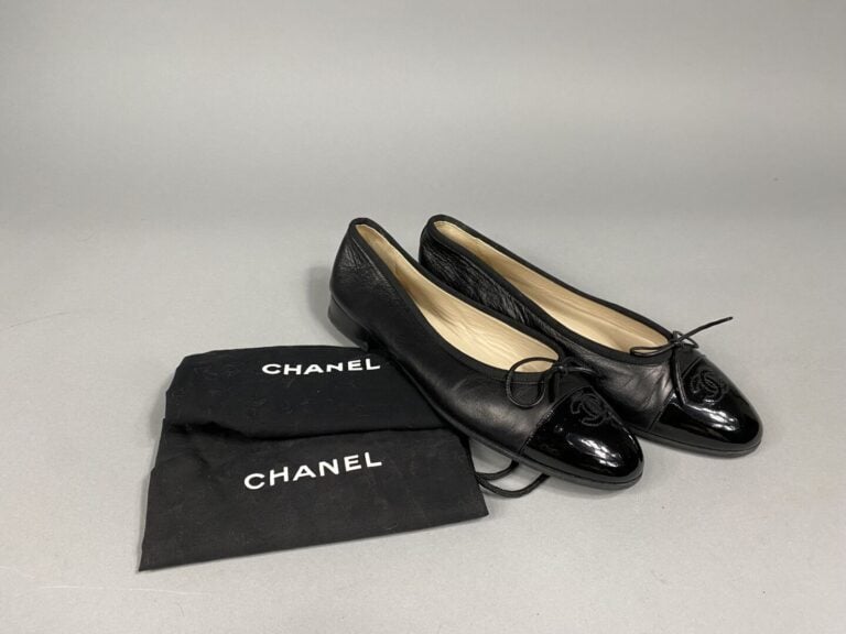 CHANEL - Paire de ballerines en cuir lisse noir et verni, sigle de la maison su…