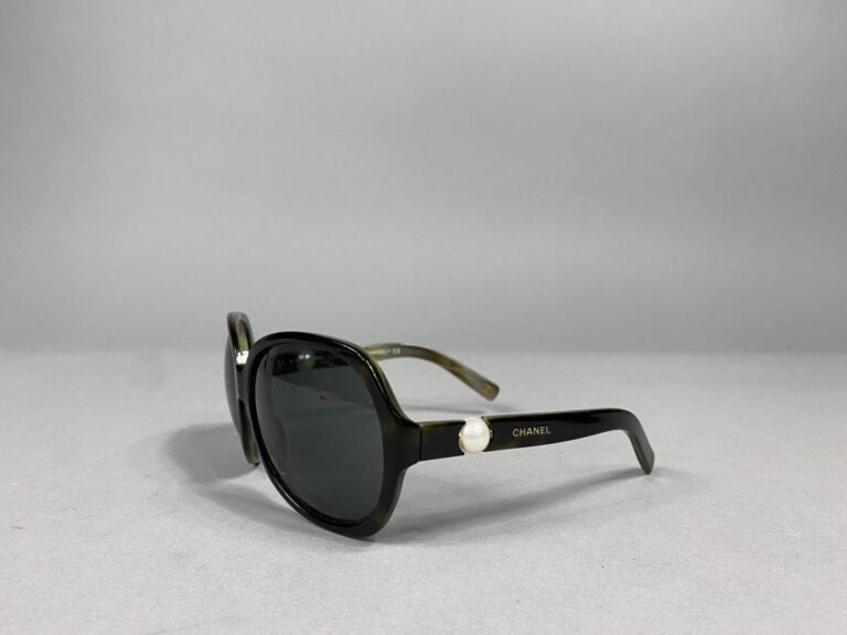 CHANEL - Paire de lunette de soleil «collection perle» façon écaille, une perle…