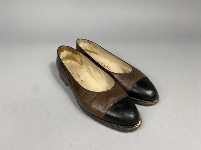 CHANEL - Paire de mocassins en cuir bicolore marron et noir - Pointure 40.5 - A…