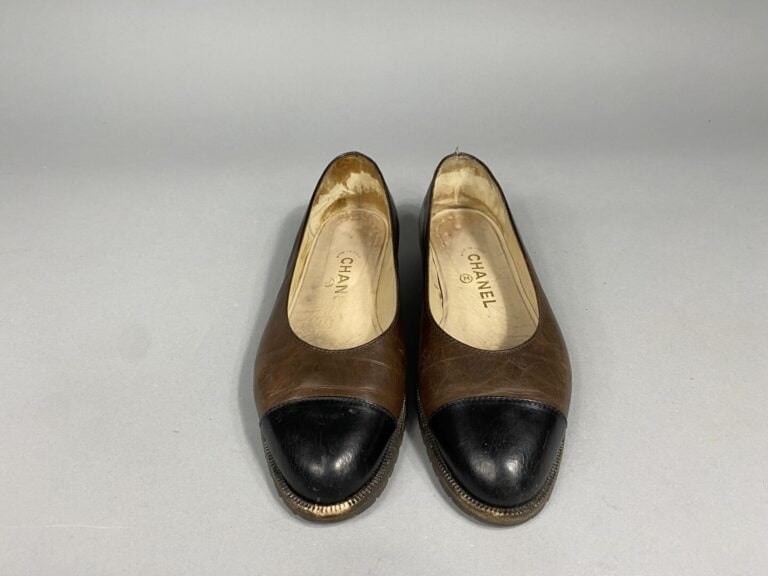 CHANEL - Paire de mocassins en cuir bicolore marron et noir - Pointure 40.5 - A…