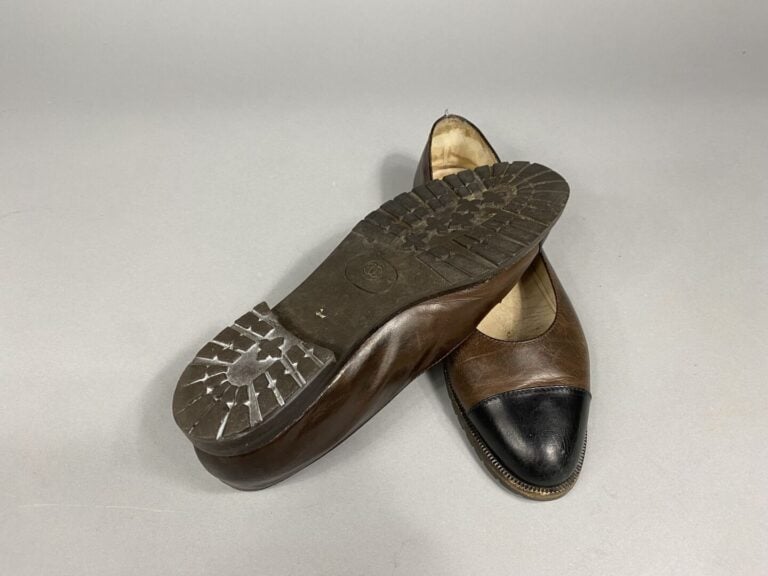 CHANEL - Paire de mocassins en cuir bicolore marron et noir - Pointure 40.5 - A…
