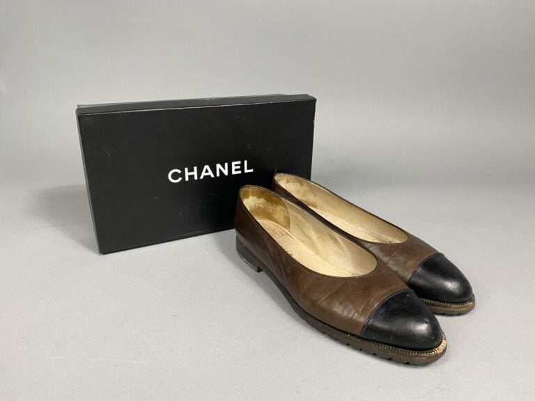 CHANEL - Paire de mocassins en cuir bicolore marron et noir - Pointure 40.5 - A…