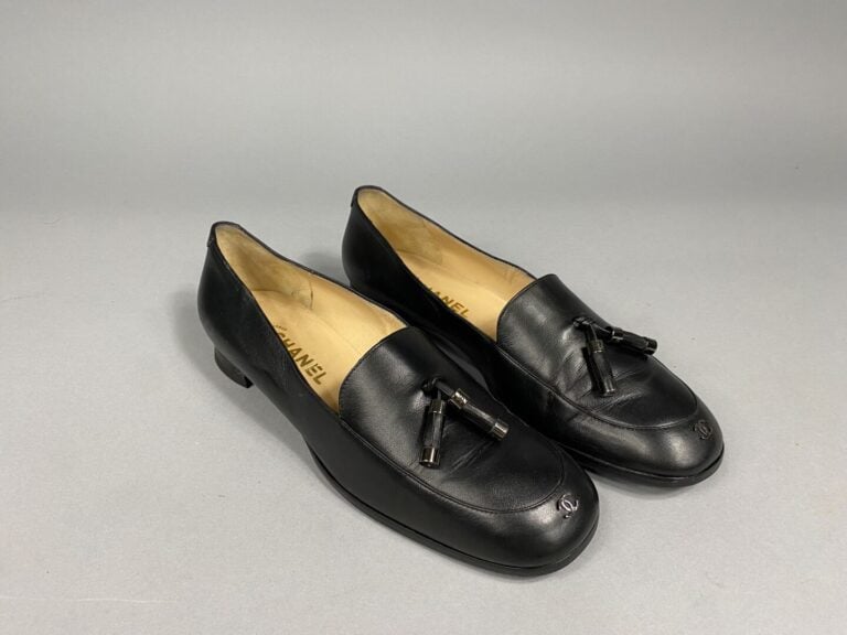 CHANEL - Paire de mocassins en cuir lisse noir, sigle sur le devant - Pointure…