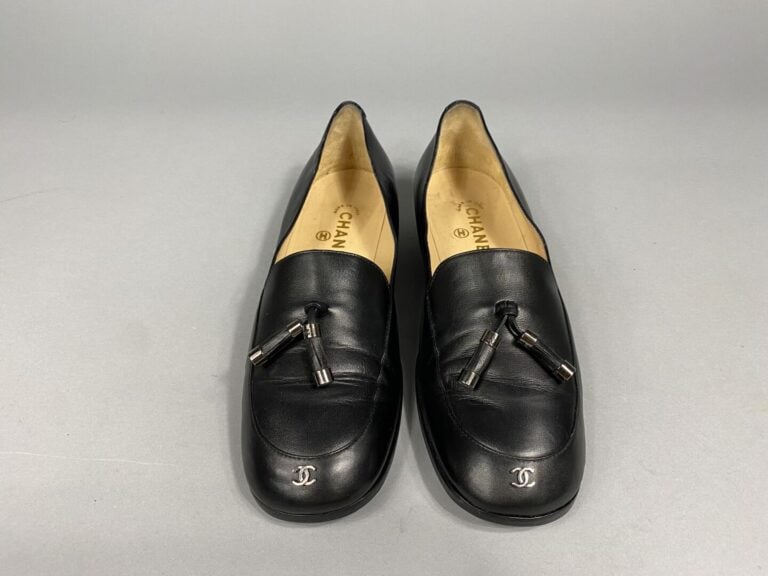 CHANEL - Paire de mocassins en cuir lisse noir, sigle sur le devant - Pointure…