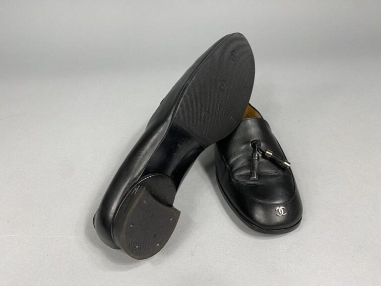 CHANEL - Paire de mocassins en cuir lisse noir, sigle sur le devant - Pointure…