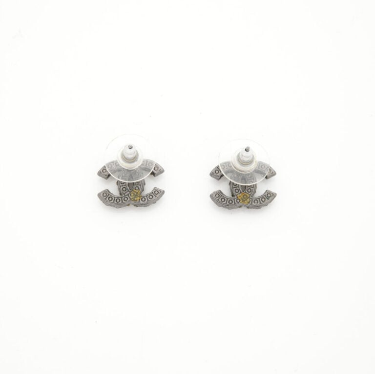 CHANEL - Paire de puces d'oreilles en métal noirci ornées du sigle de la maison…
