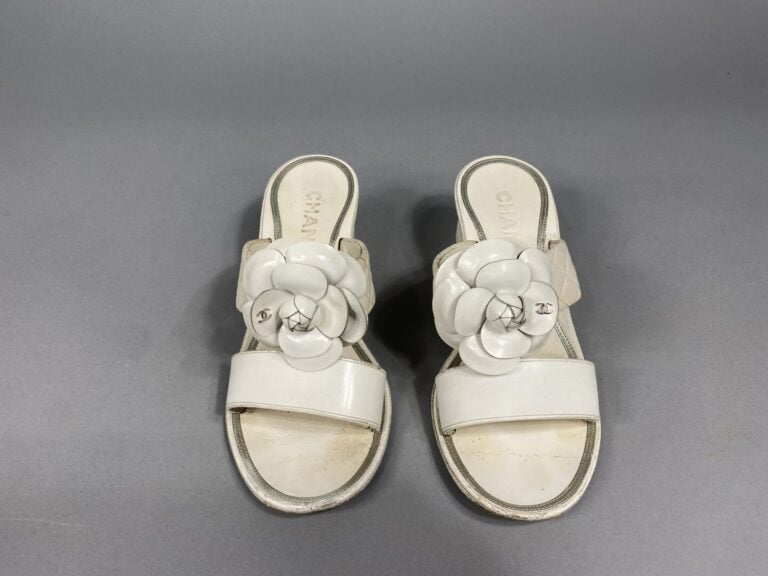 CHANEL - Paire de sandales à talon carré en cuir blanc verni et blanc cassé mat…