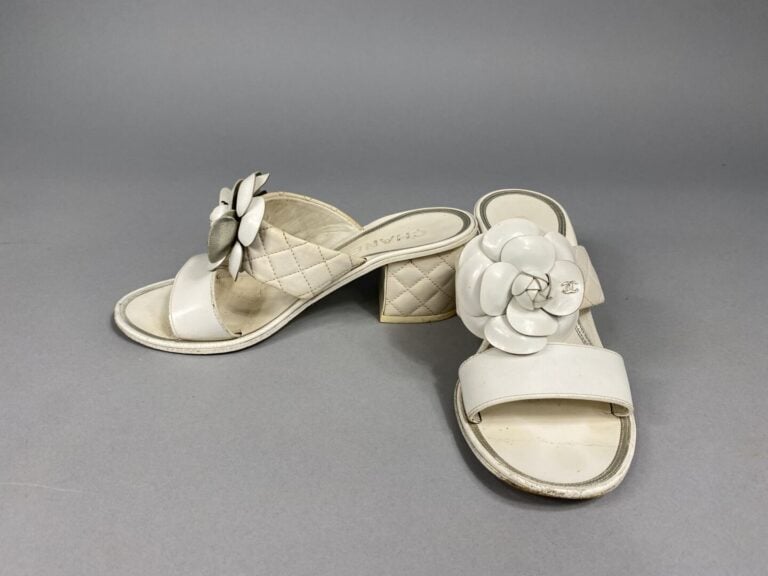 CHANEL - Paire de sandales à talon carré en cuir blanc verni et blanc cassé mat…