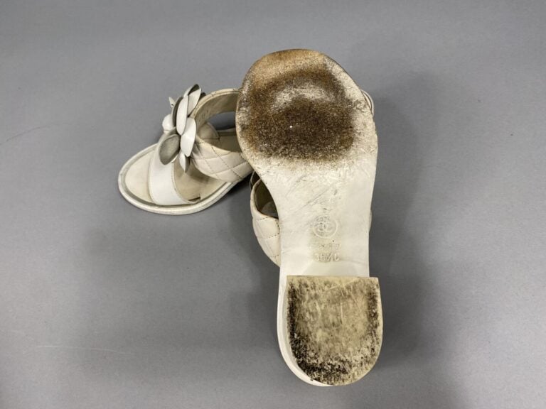 CHANEL - Paire de sandales à talon carré en cuir blanc verni et blanc cassé mat…