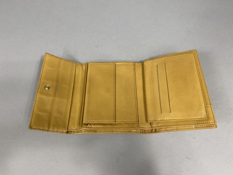 CHANEL - Porte feuille « chocolate bar » en cuir beige, plaque dorée siglée Cha…