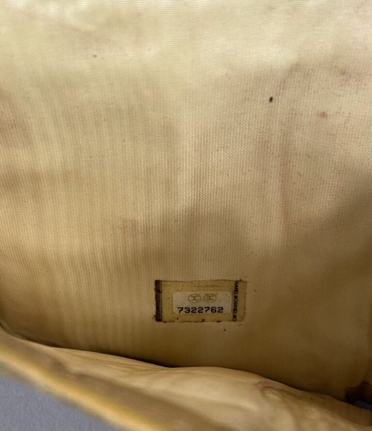 CHANEL - Porte feuille « chocolate bar » en cuir beige, plaque dorée siglée Cha…