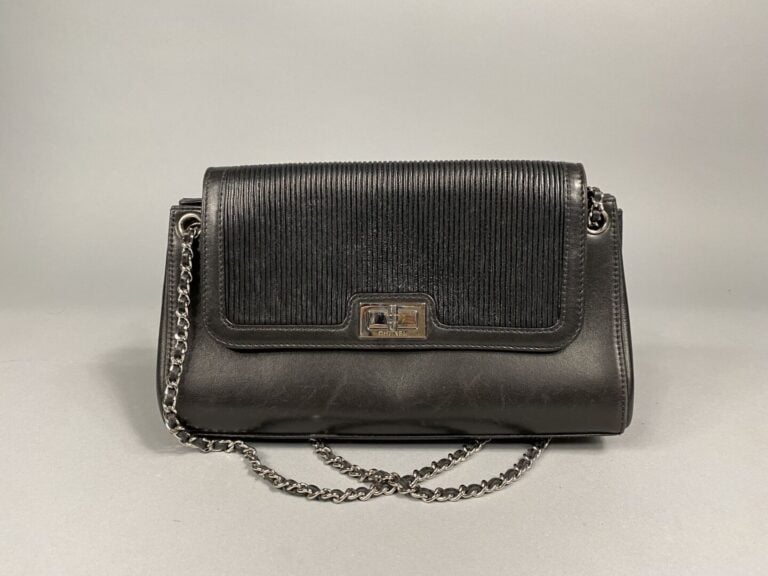 CHANEL - Sac en cuir lisse et strié noir, double chaîne palladiée entrelacée de…