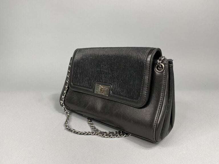 CHANEL - Sac en cuir lisse et strié noir, double chaîne palladiée entrelacée de…