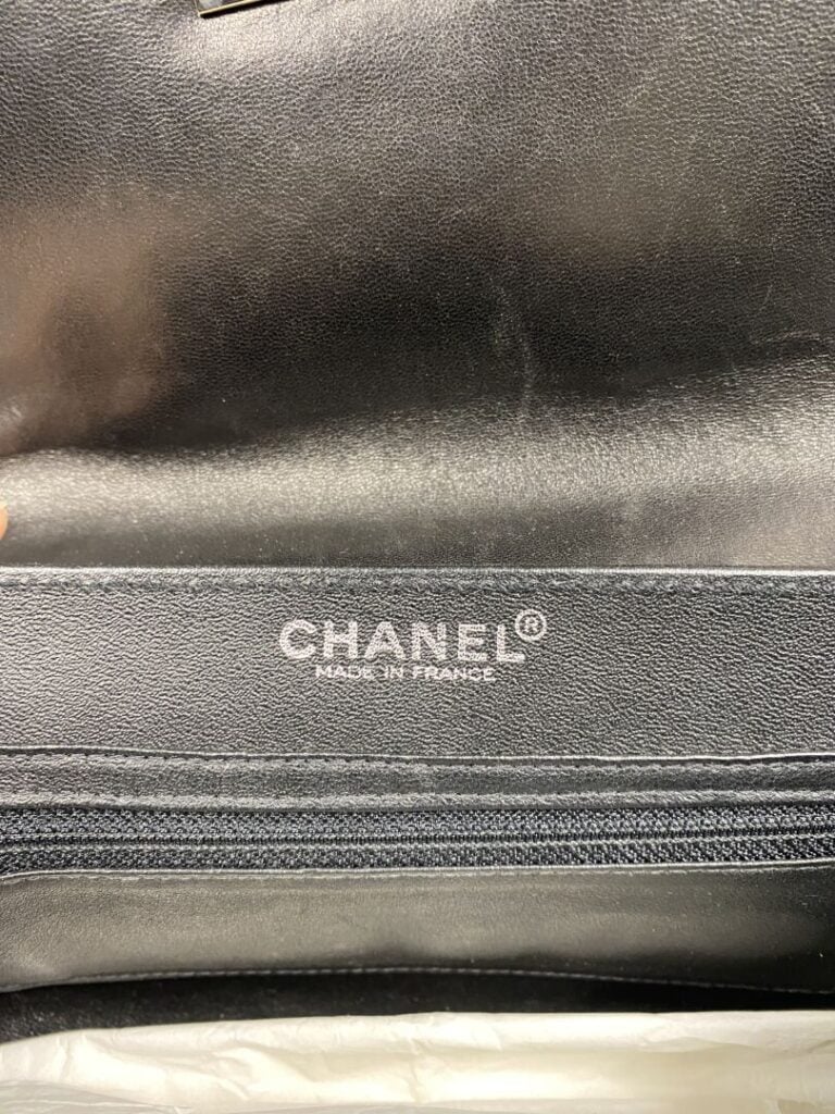 CHANEL - Sac en cuir lisse et strié noir, double chaîne palladiée entrelacée de…