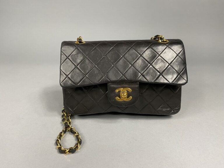 CHANEL - Sac Timeless 23cm en cuir noir matelassé, double chaîne dorée entrelac…