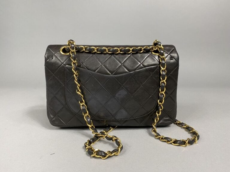 CHANEL - Sac Timeless 23cm en cuir noir matelassé, double chaîne dorée entrelac…