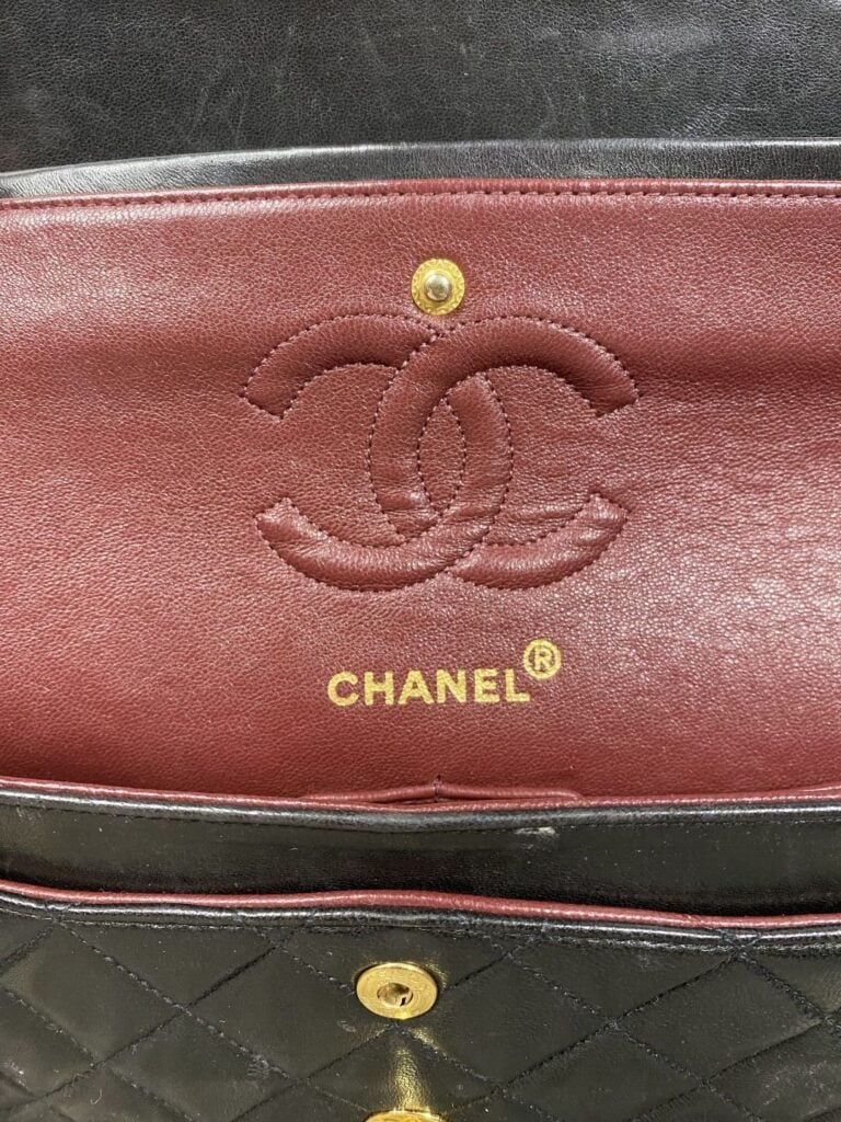 CHANEL - Sac Timeless 23cm en cuir noir matelassé, double chaîne dorée entrelac…