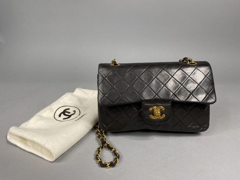 CHANEL - Sac Timeless 23cm en cuir noir matelassé, double chaîne dorée entrelac…