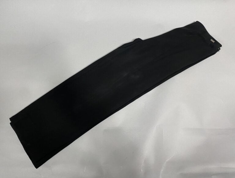 CHANEL - Tailleur pantalon en tissu fluide noir. Boutons en métal argenté siglé…