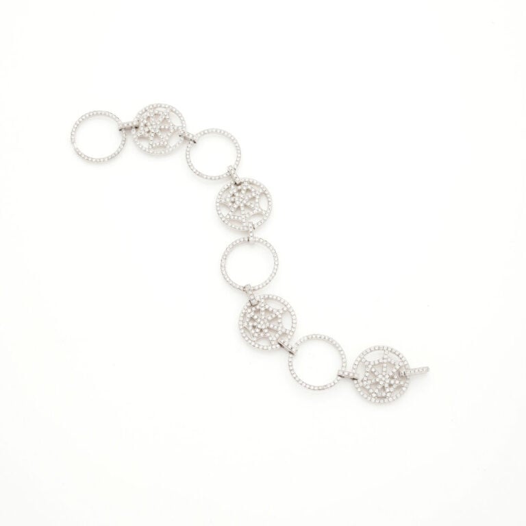 CHAUMET - BRACELET, modèle "Attrape-moi si tu m'aimes" en or gris (750‰) ajouré…