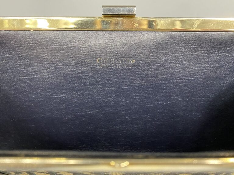 CHRISTIAN DIOR - Pochette en toile oblique marine et beige, bijouterie dorée. -…
