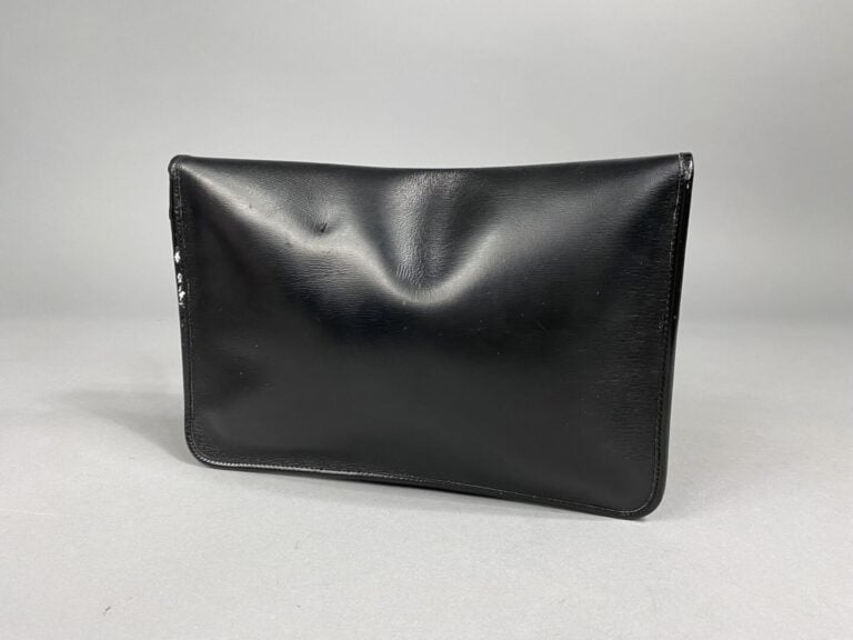 CHRISTIAN DIOR - Pochette enveloppe en cuir lisse noir, fermeture pression cass…