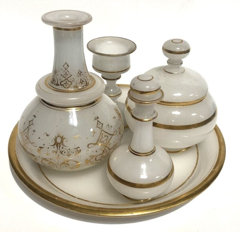 Cinq objets en opaline. - 1°/ Une carafe en opaline pâte de riz à décor de rinc…