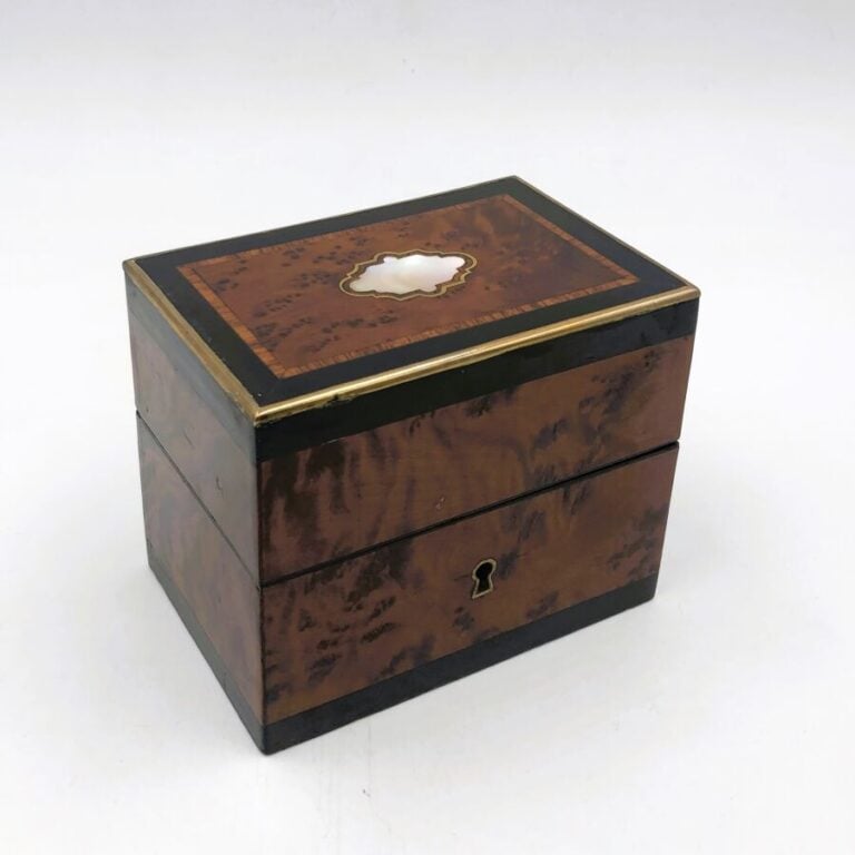 Clichy. Coffret à odeur en bois de rose a incrustation de nacre ouvrant sur deu…