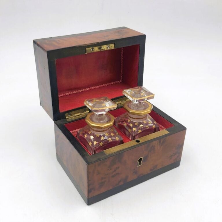 Clichy. Coffret à odeur en bois de rose a incrustation de nacre ouvrant sur deu…