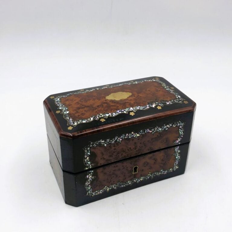 Clichy. Coffret à odeur rectangulaire à coins coupés en ronce de noyer et bois…