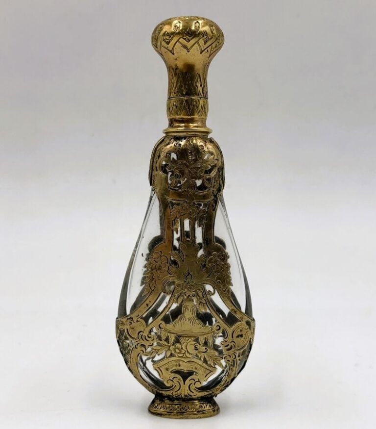 Clichy. Flacon à sels de forme violon en cristal recouvert d'une résille en arg…
