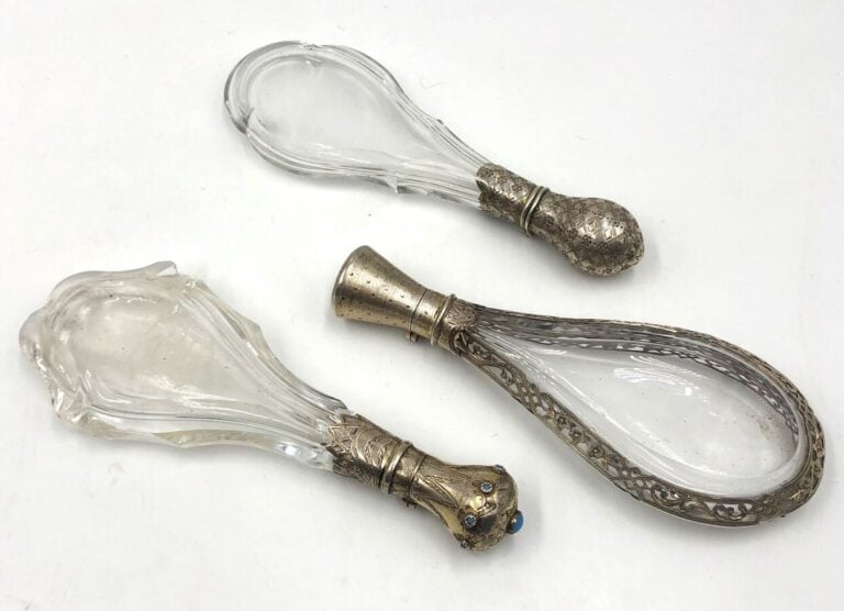 Clichy. Trois flacons a sels en cristal taillé de forme violon ; l'un entouré d…