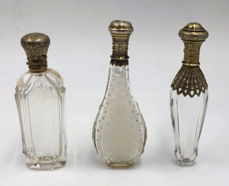 Clichy. Trois flacons à sels en cristal taillé, un en forme de violon, un recta…