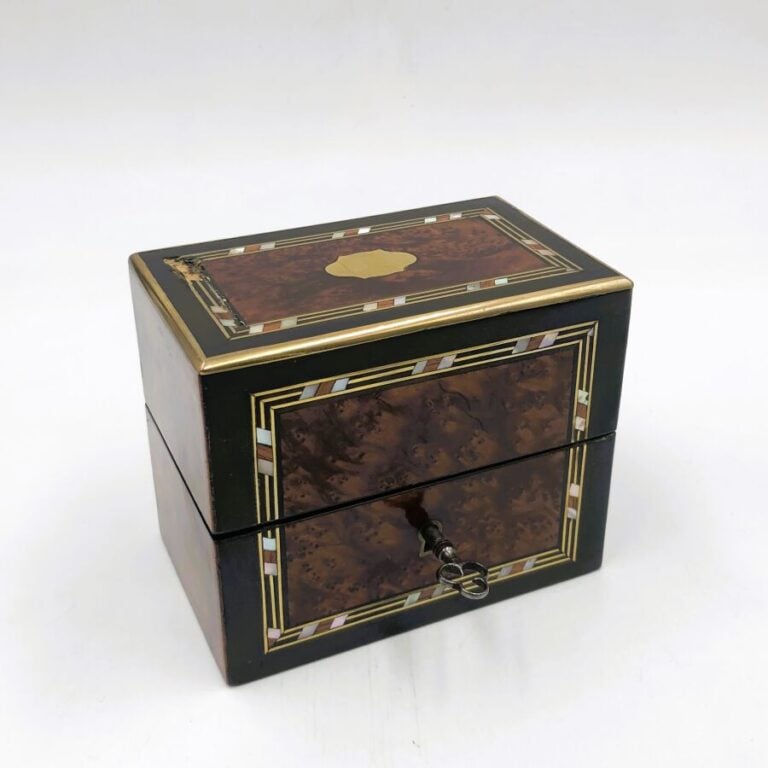Clichy.Coffret odeurs de style Boulle en bois noir a incrustation de filets de…
