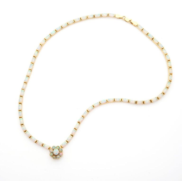 COLLIER articulé en or jaune (585‰) 14 carats, serti d'opales et centré d'un mo…