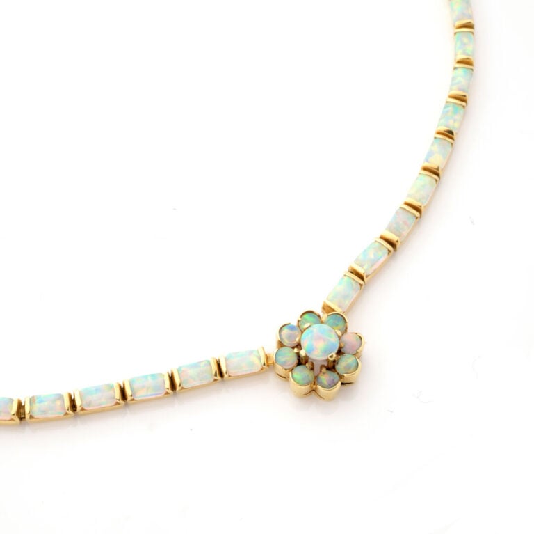 COLLIER articulé en or jaune (585‰) 14 carats, serti d'opales et centré d'un mo…
