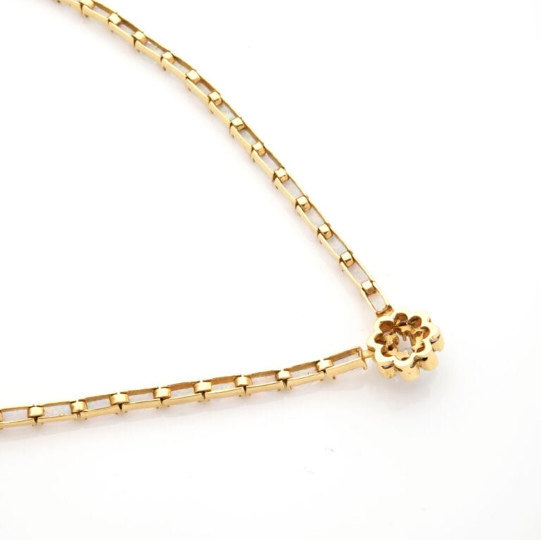 COLLIER articulé en or jaune (585‰) 14 carats, serti d'opales et centré d'un mo…