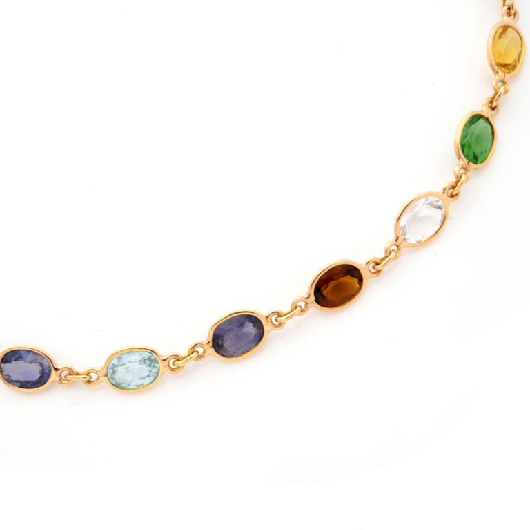 COLLIER chaînette en or jaune (750‰) à maille forçat limée, orné de pierres pré…